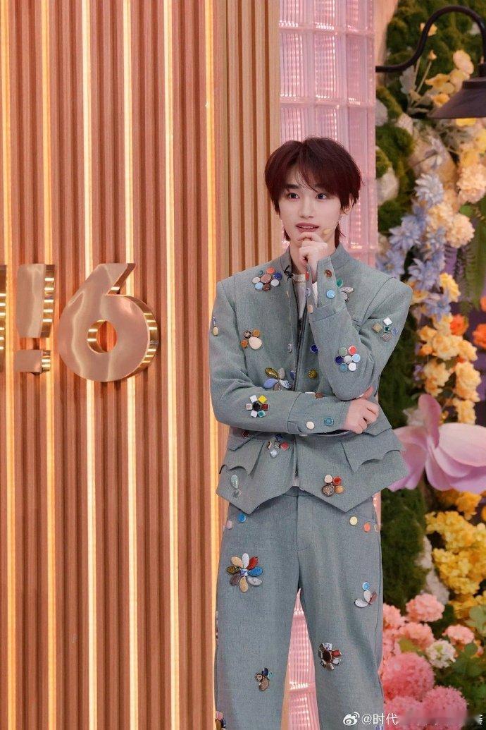 丁程鑫李雪琴演我一问三不知 好六游戏名场面！丁程鑫李雪琴对着《活该》乐器问答发呆