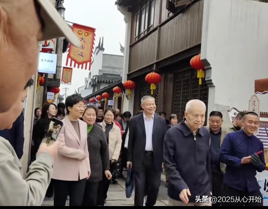 钱七虎院士不愧是江苏昆山市的骄傲。

近日，钱七虎携老伴来到自己的故乡江苏省昆山