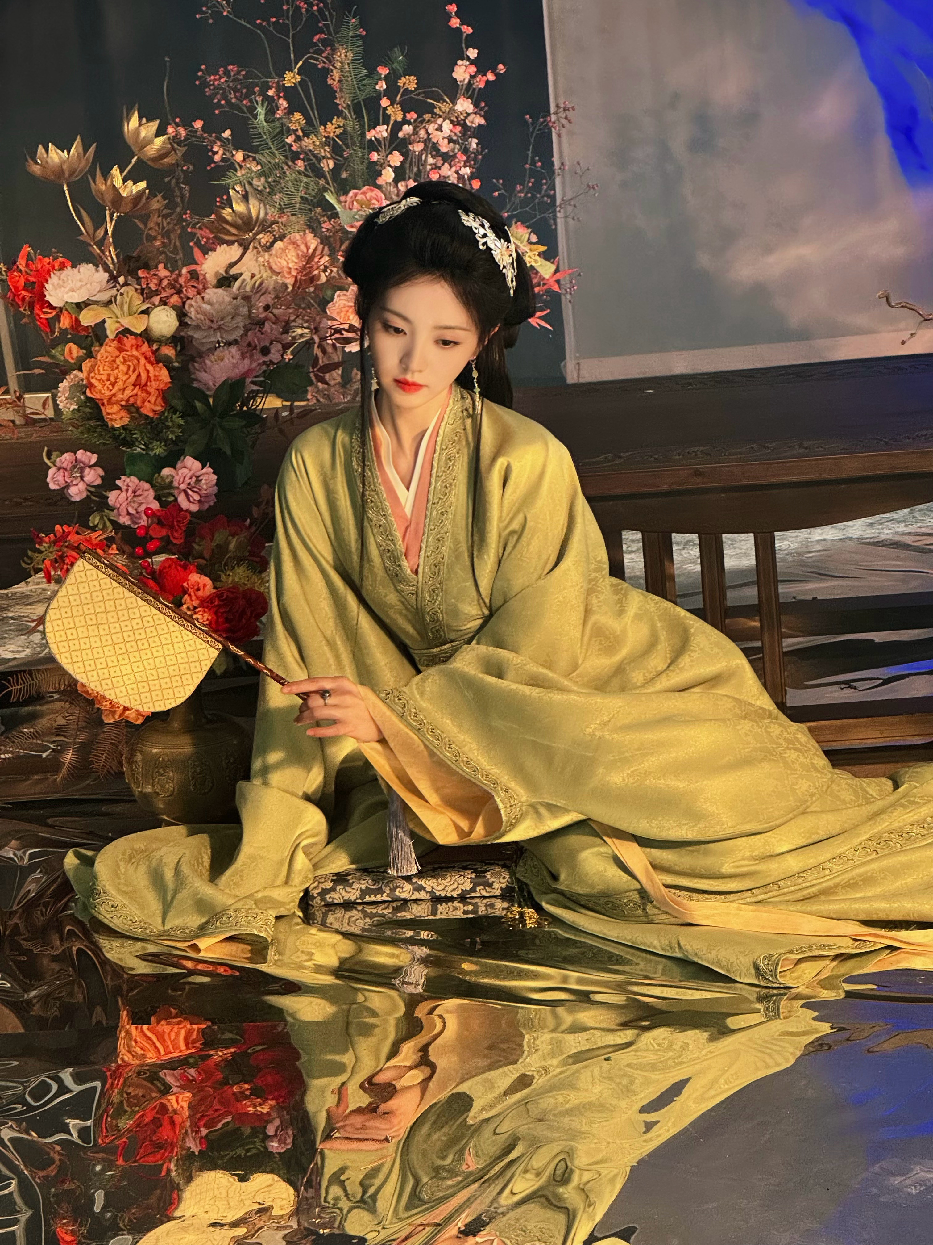 田曦薇曾被拍到买马桶刷货比三家  在复制粘贴的时代，你是手写的诗