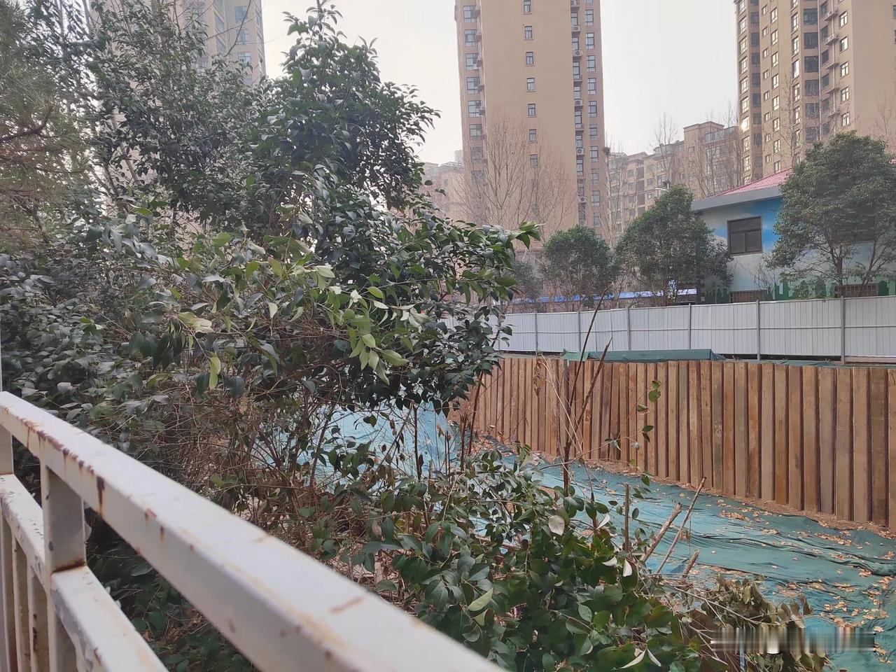 去年这几个地方同时开工，各挖了一个大坑，几个月过去了，没人管没人理。
停车场依然