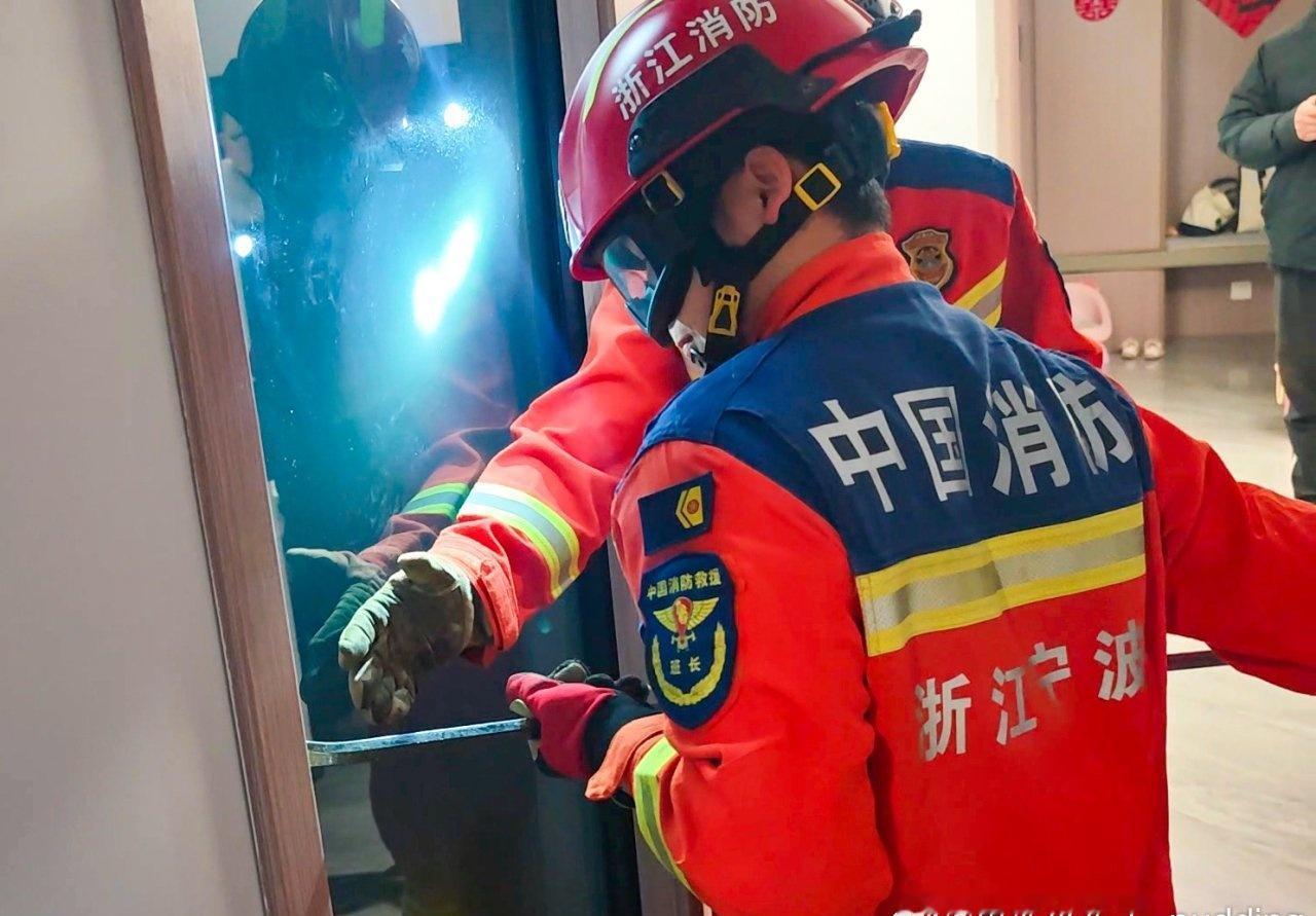 近日宁波江北晚上八点左右，两岁小女孩被困浴室近1小时，物业开锁都打不开，消防紧急