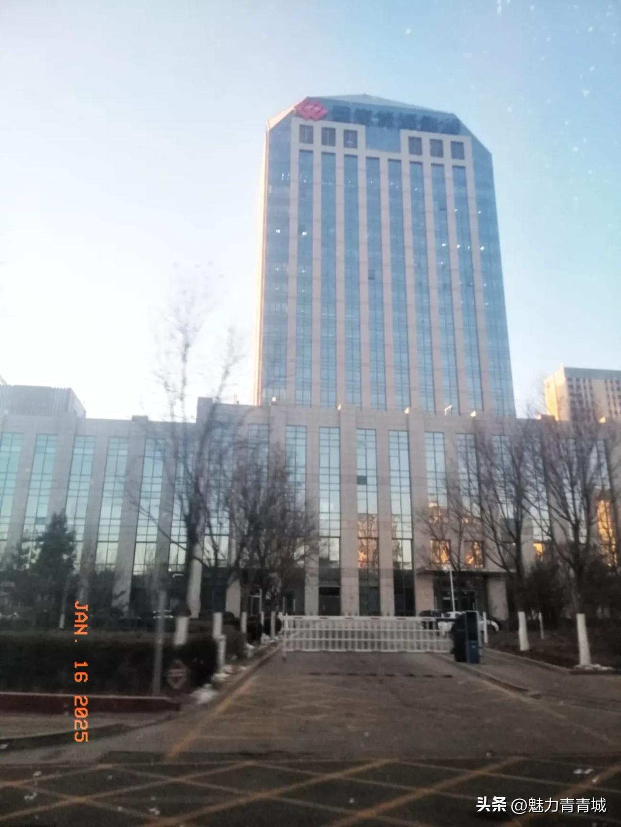 乌海滨河新区的国家能源集团大楼，造型独特，高端大气！