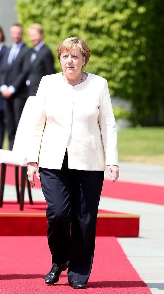 默克尔还是总理的时候有过一次访华，当时的新闻是默克尔在途经武汉长江大桥时突然要求