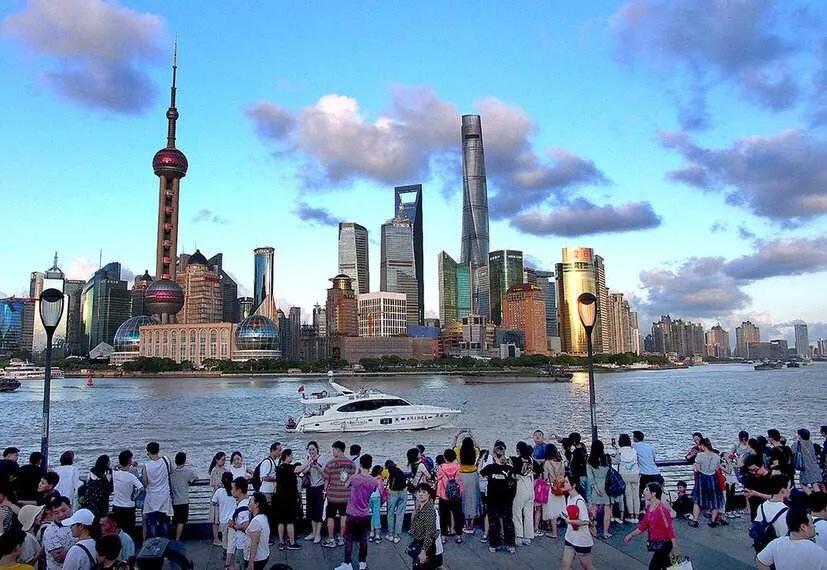 钢铁森林的呼吸 (组诗)

一、早高峰的潮汐

地铁吞下昨夜的梦
在地下三十米，