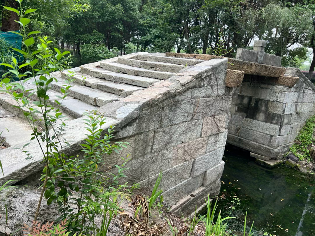 漫步于江南水乡深处的石桥，满是岁月沧桑的痕迹。 宜兴·浜里