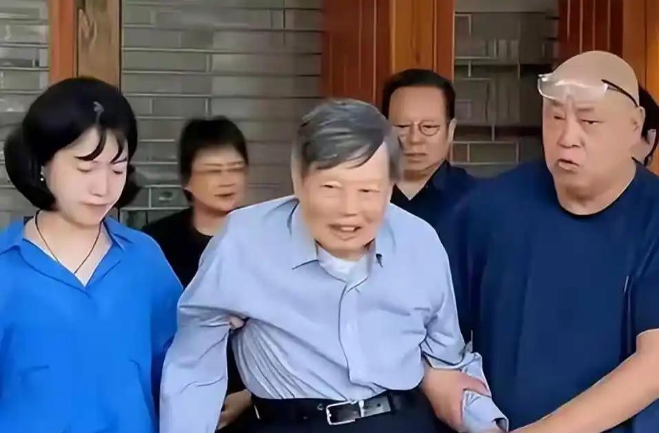 真相大白

翁帆另有所图？

当初很翁帆嫁给了54岁杨振宁，外界人士都质疑是图杨