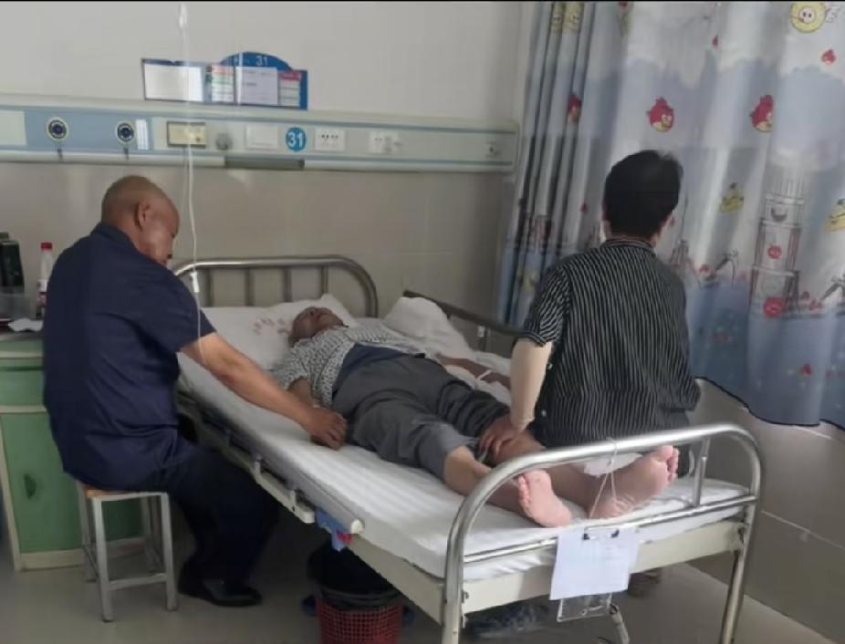 一位老人躺在病床上输液，一对中年夫妻守护在床前，知道3个人的真实关系，让人直呼感