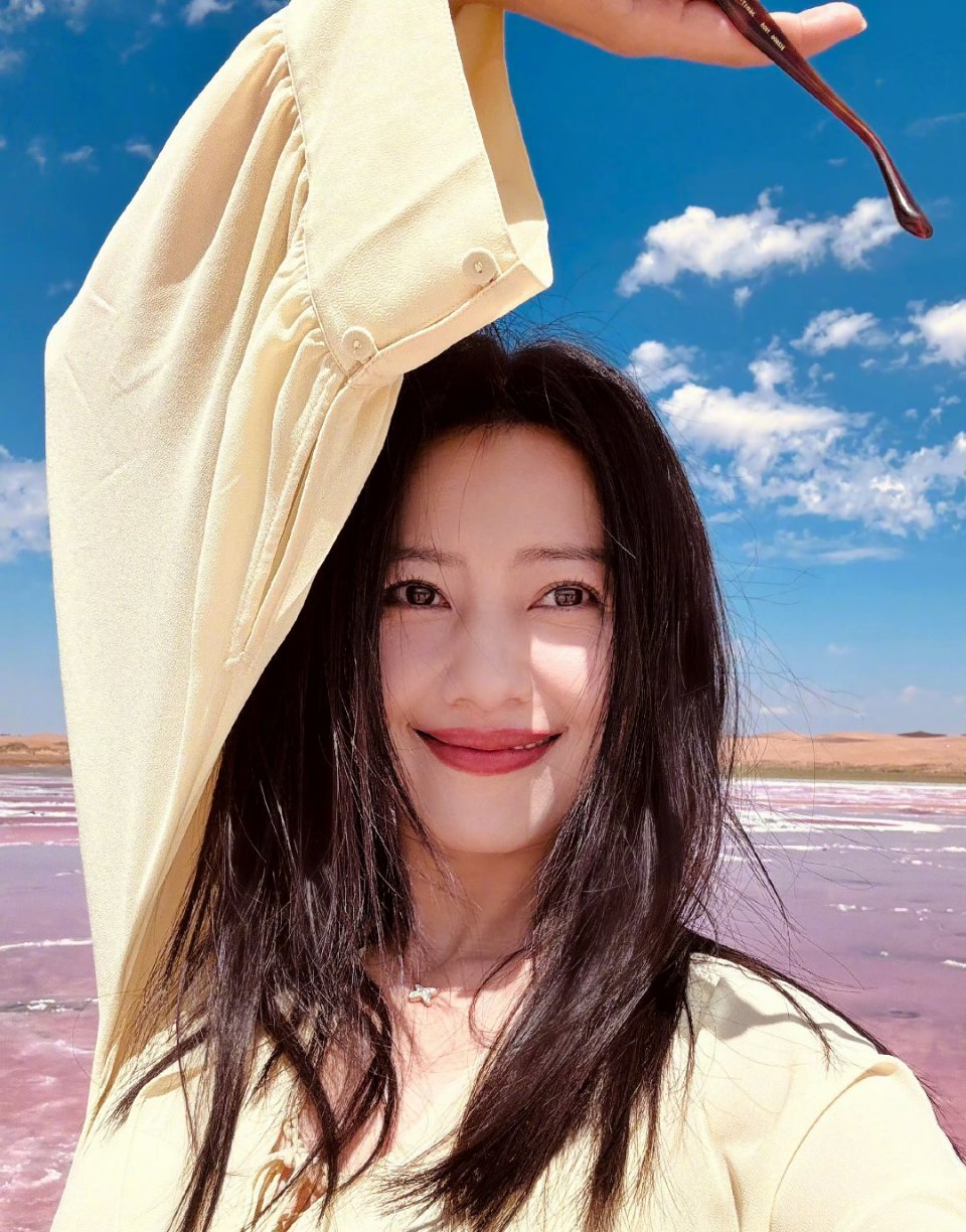 #高圆圆旅行松弛感#高圆圆沙漠随拍好美啊！美景配美人，自由明媚的笑容好治愈！松弛