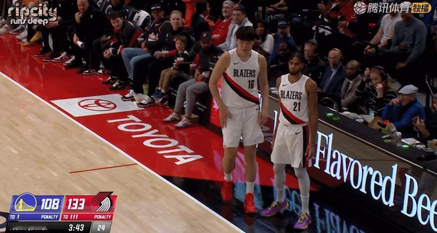第四节还有3分43秒，杨瀚森登场勇士vs开拓者 ​​​