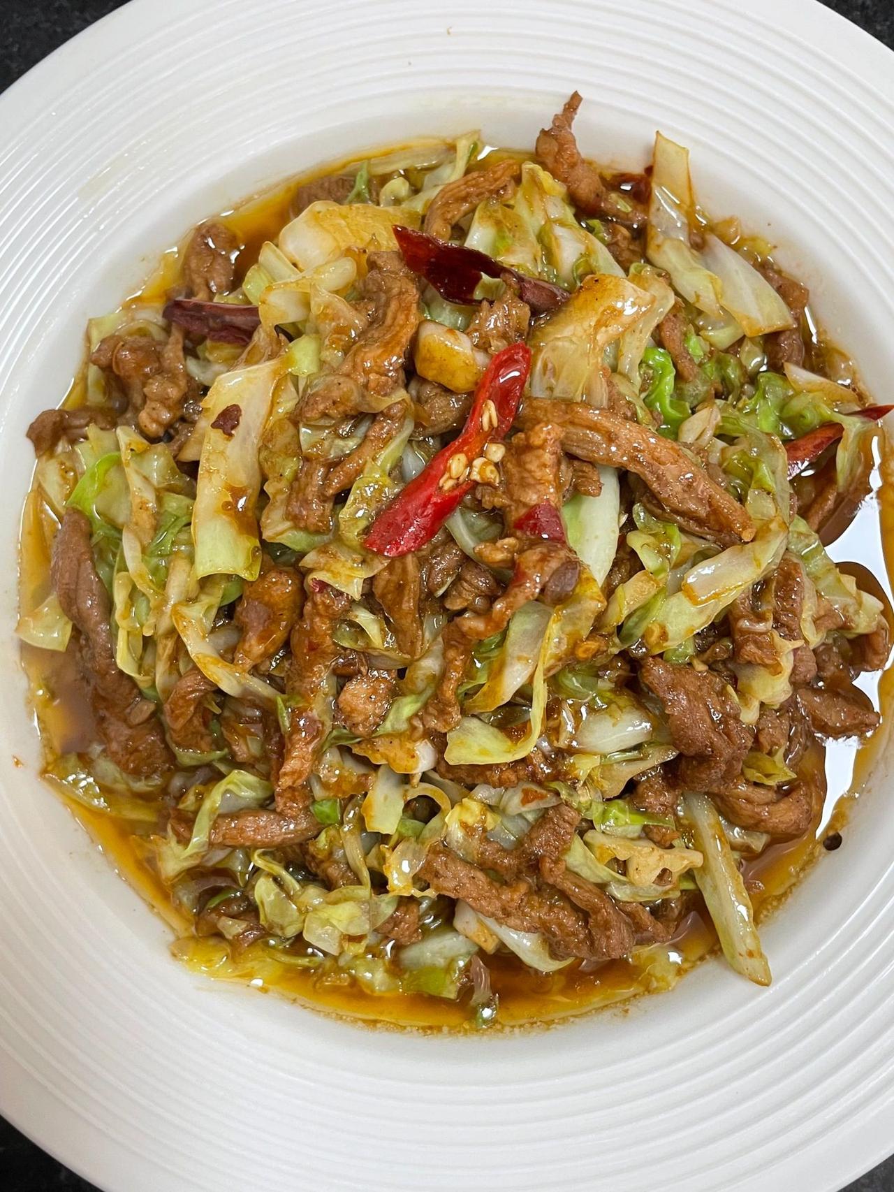 肉丝炒包菜丝也是很好吃的，也是巨下饭的一道菜，大家可以试一下
食材：瘦肉，包菜
