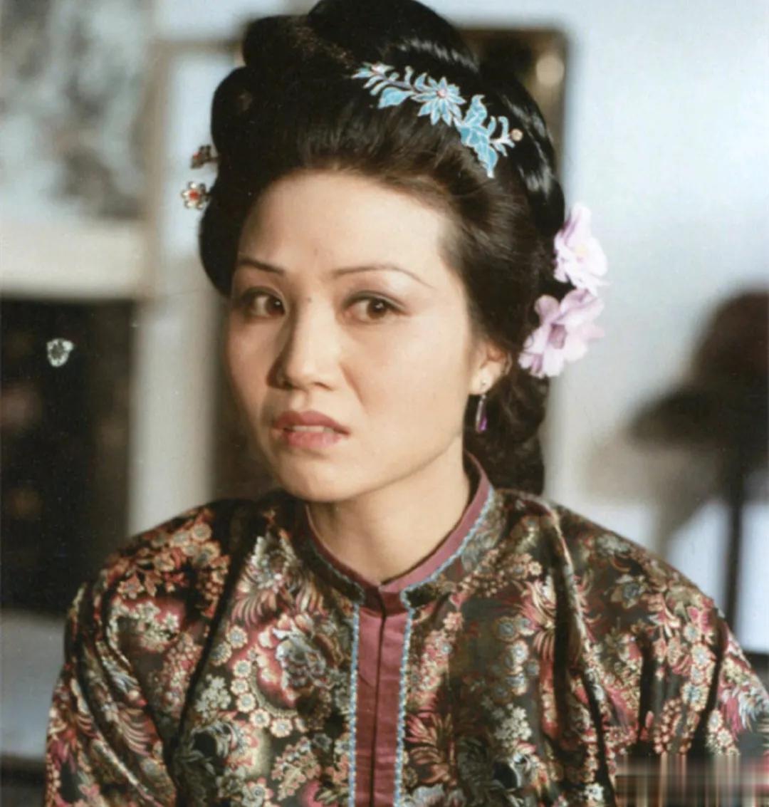 娘红楼梦里面第一傻女人——赵姨娘。她永远是被侮辱被损害的，每次都跳出来打仗，关键