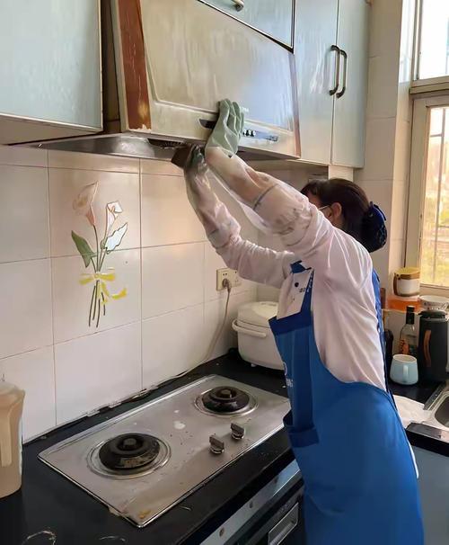 倔强的女人，有个性的妈妈，奋力拼搏、不甘人后的强者，向你致敬，更希望人们尊重劳动