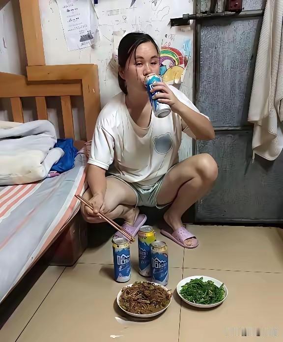 妹子，难道不能买张小桌子再买一个凳了吗？辛苦一天，坐着喝多舒服。