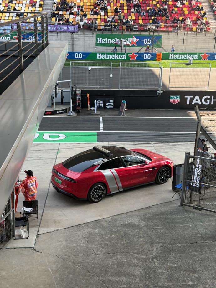 F1惊现中国彩蛋
在F1围场竟然出现了仰望U7！
红色车身，带顶灯的仰望U7，运