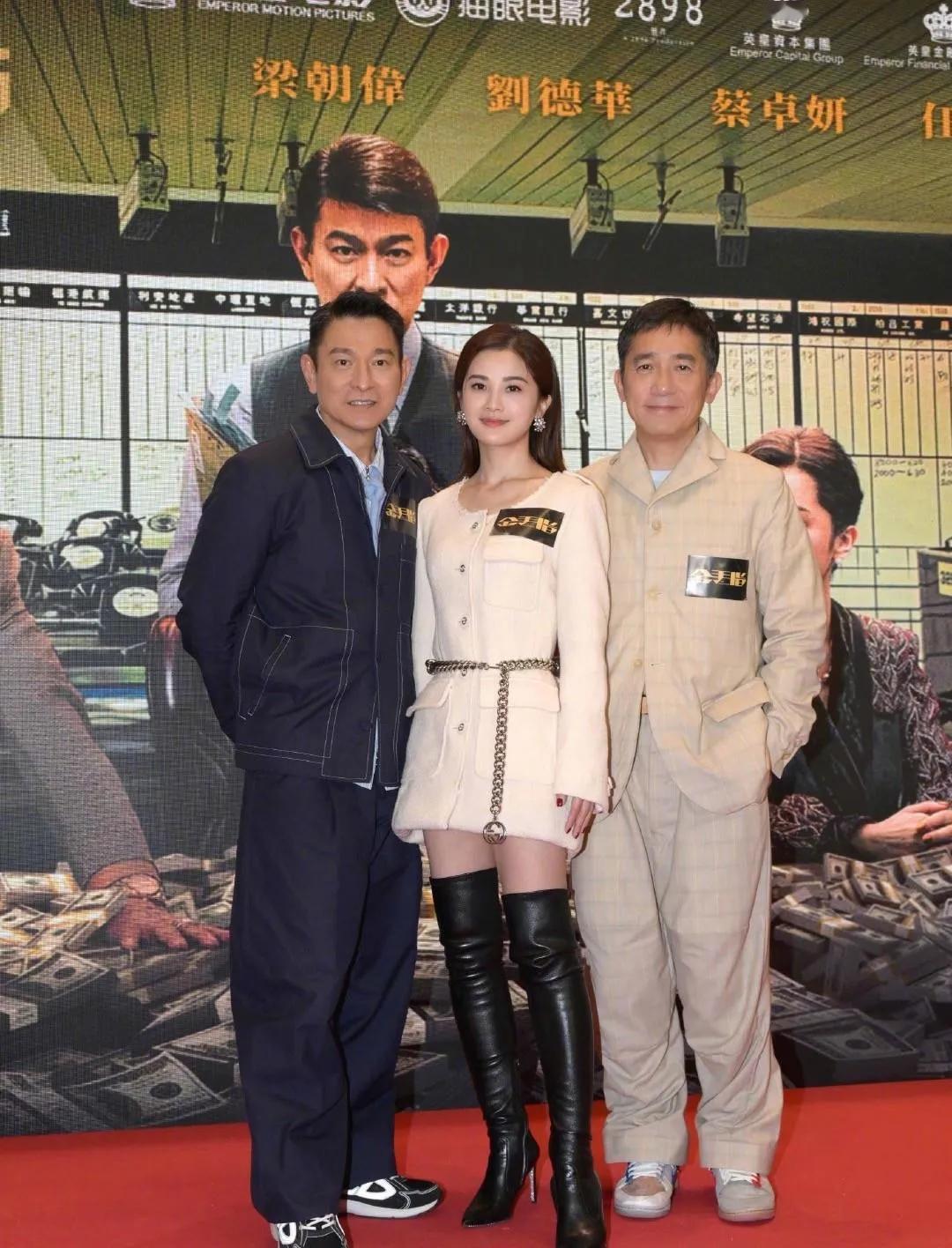 这张明星旧照片中的三个人个个都是高颜值。大家一眼看上去，左右两边的帅哥大家肯定都