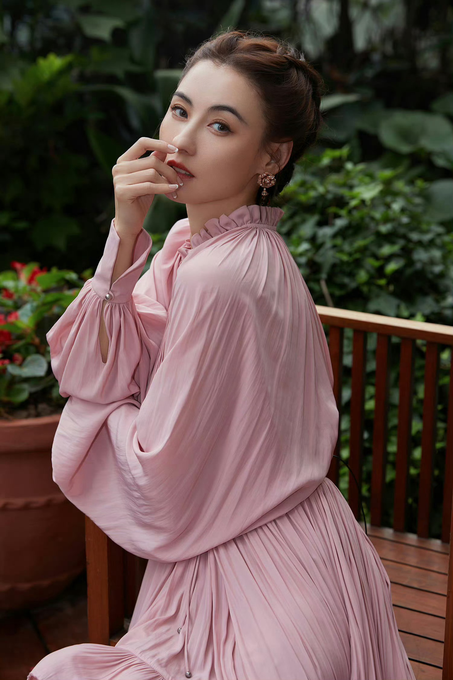 张柏芝粉裙高跟妆造，裙摆轻扬，魅力尽显 ​​​