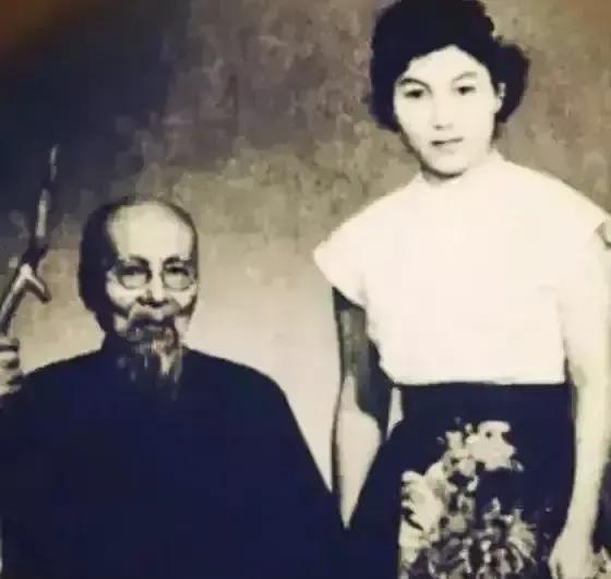 1919年，55岁的齐白石娶了18岁的胡宝珠为妾，齐白石78岁时，胡宝珠已为他生