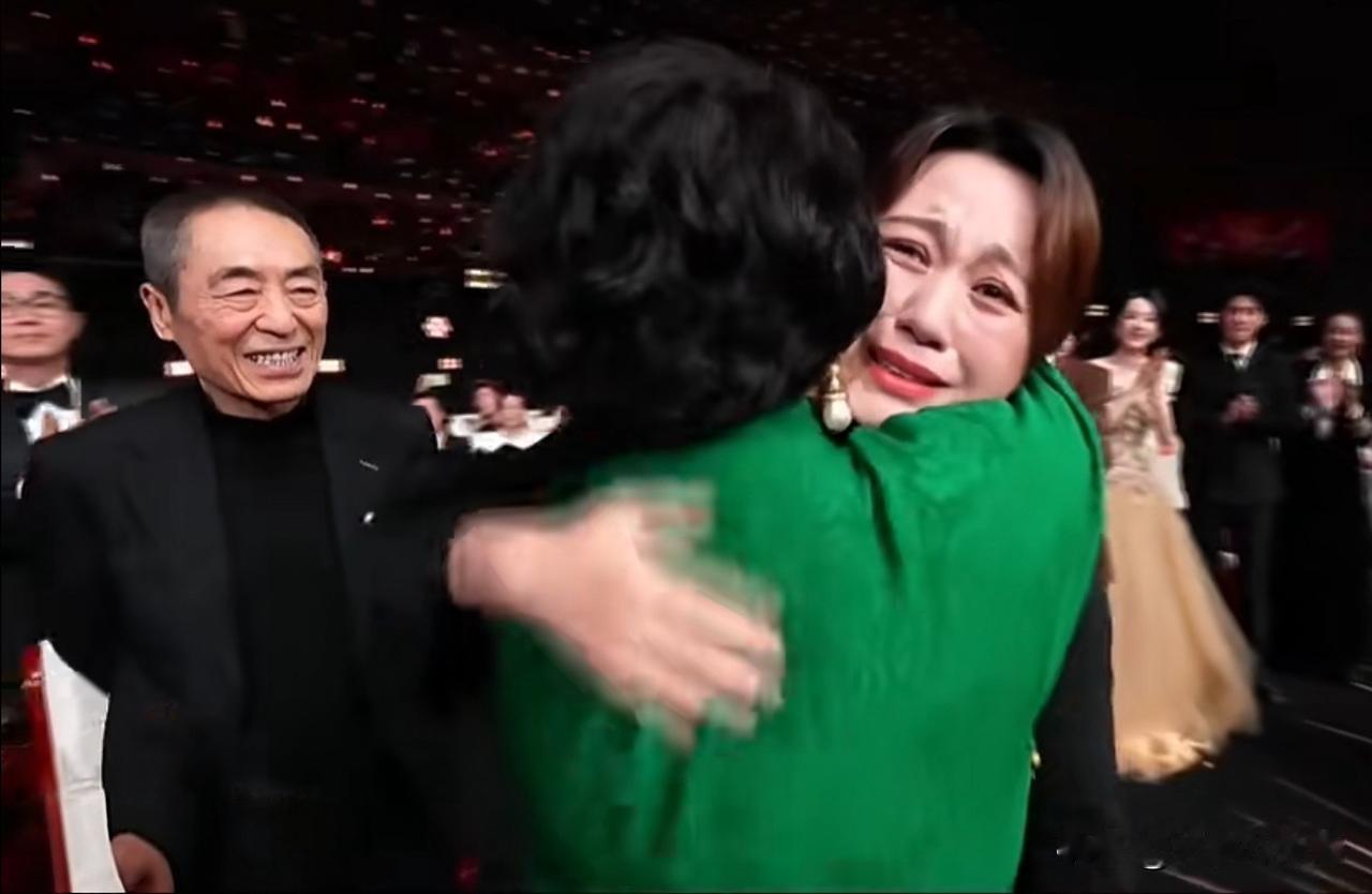 马丽宋佳哭爆！不是因为自己拿奖，而是因为“妈妈”萨日娜获奖！

萨日娜凭《抓娃娃