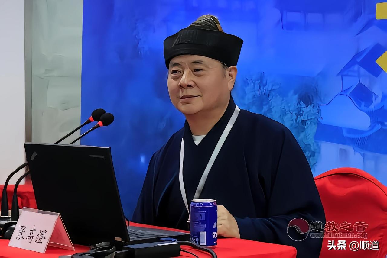 这两天张高澄道长火了，搜了一下，1952年出生，75虚岁了。
不愧是大智慧的人啊