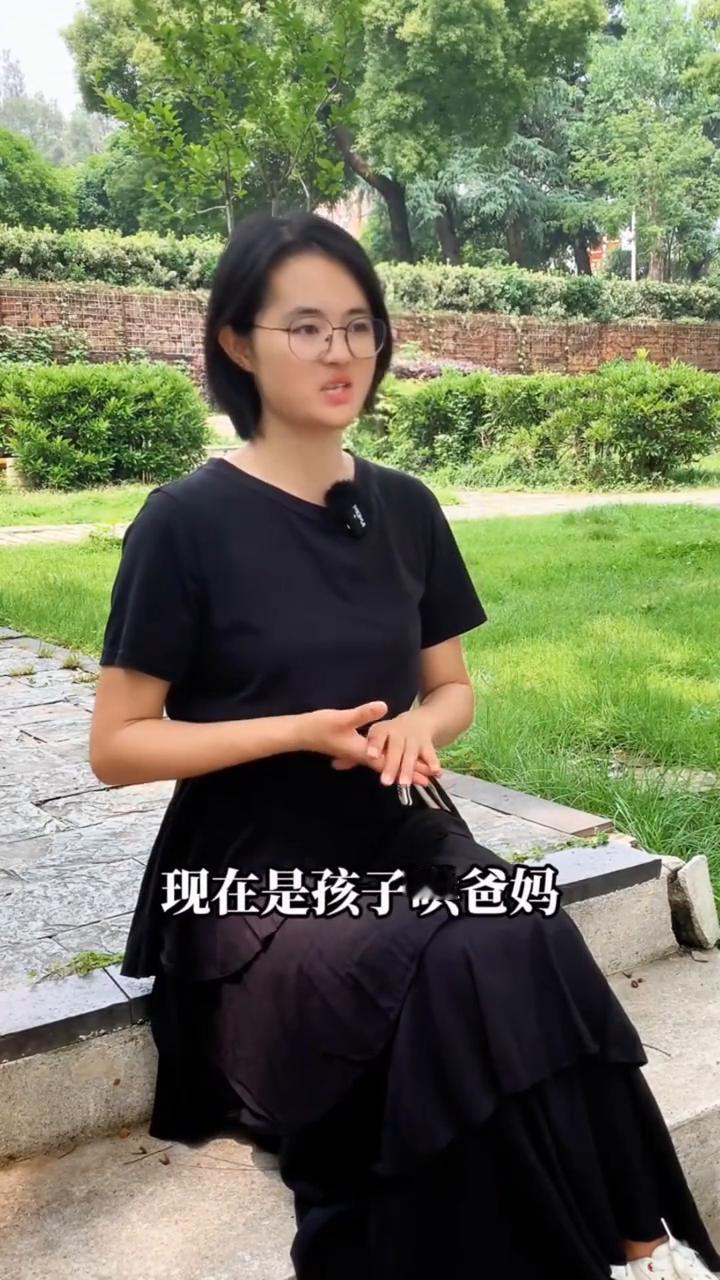 年轻人带娃"摆烂"真相：这些神操作藏着教育大智慧。
现在年轻人带娃看似摆烂，实际