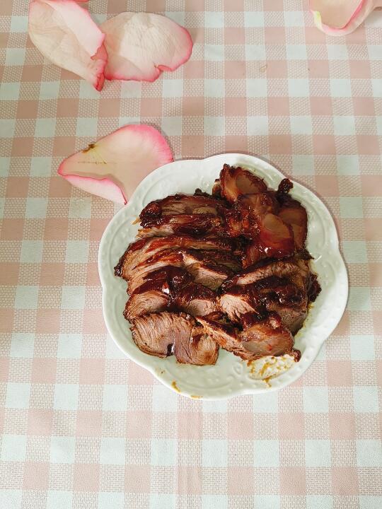 食材准备：牛腱子肉二斤，葱2根，姜1块， 蒜5瓣， 八角2个，桂皮1小...