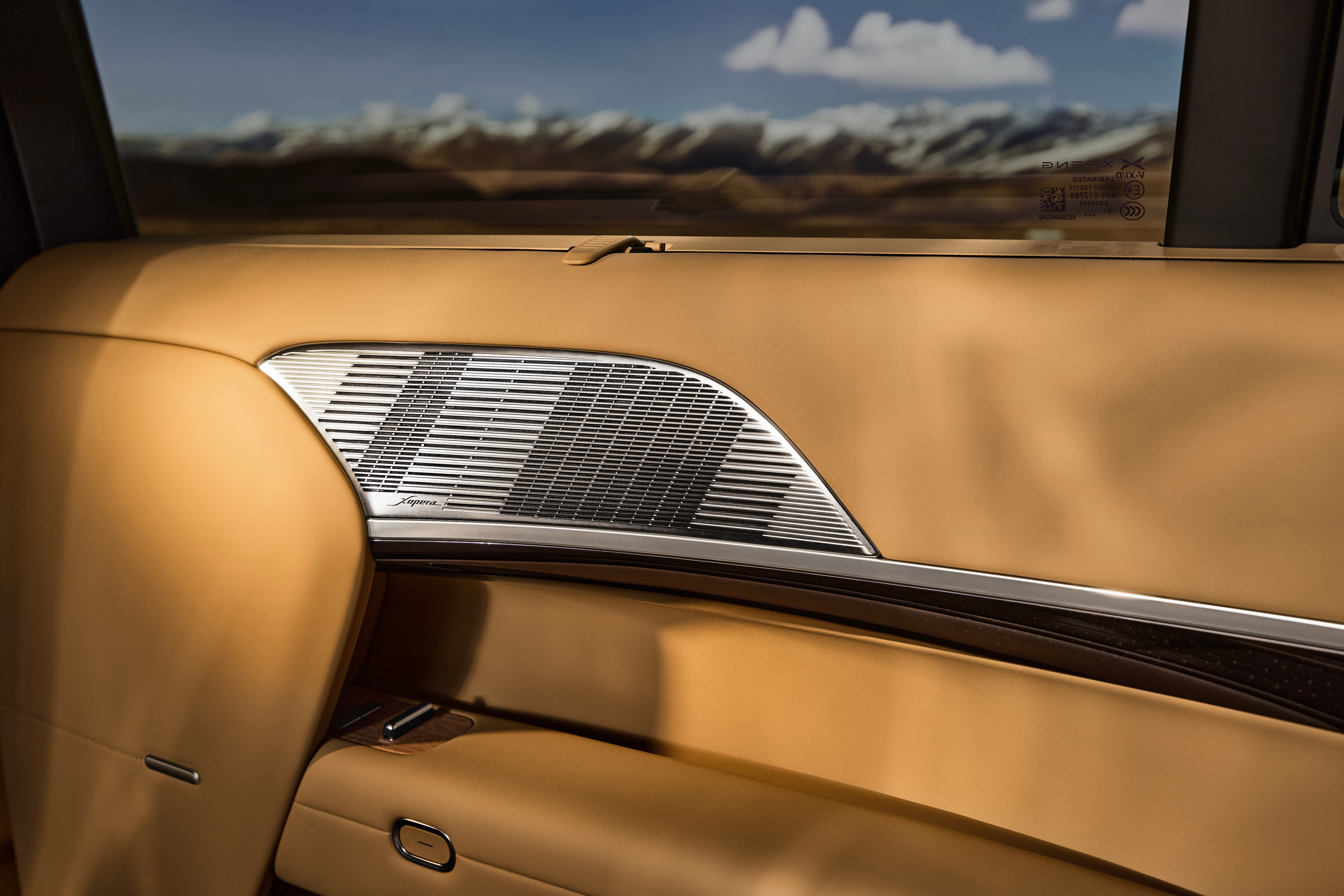 小鹏GX的内饰我认为高级感还是不错的，皮质包裹、多色双拼你得坐进车内去品，有非常