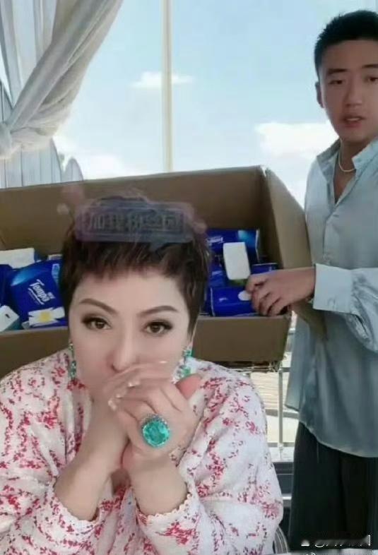 假的都不敢买这么大吧[允悲]还有后面是汪小菲去给向太做助理了？？ ​​​