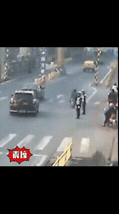 这一拉好帅，
挽救了两个家庭！
​网友评论：
​你看，一定要远离大车，这大车空车