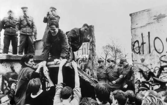 柏林墙倒塌三十年后，人们终于看清：民主德国不是“工人天堂”，而是一座用钢筋、谎言