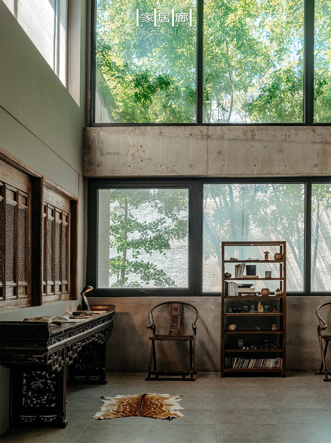 吴禹墨的工作室位于北京T3国际艺术区，三层建筑满足了创作、展览、会客...