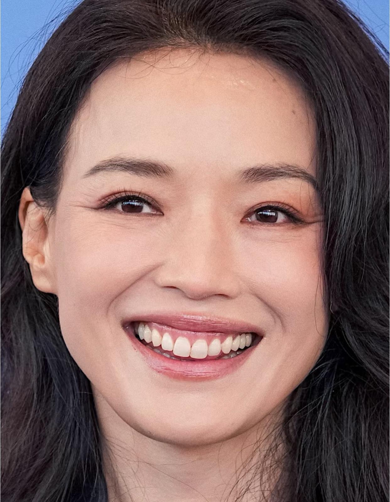 不是牙是牙龈呀，
年近50岁的她是怎么敢咧嘴就笑呢？
而且是面对着高清镜头，
皮