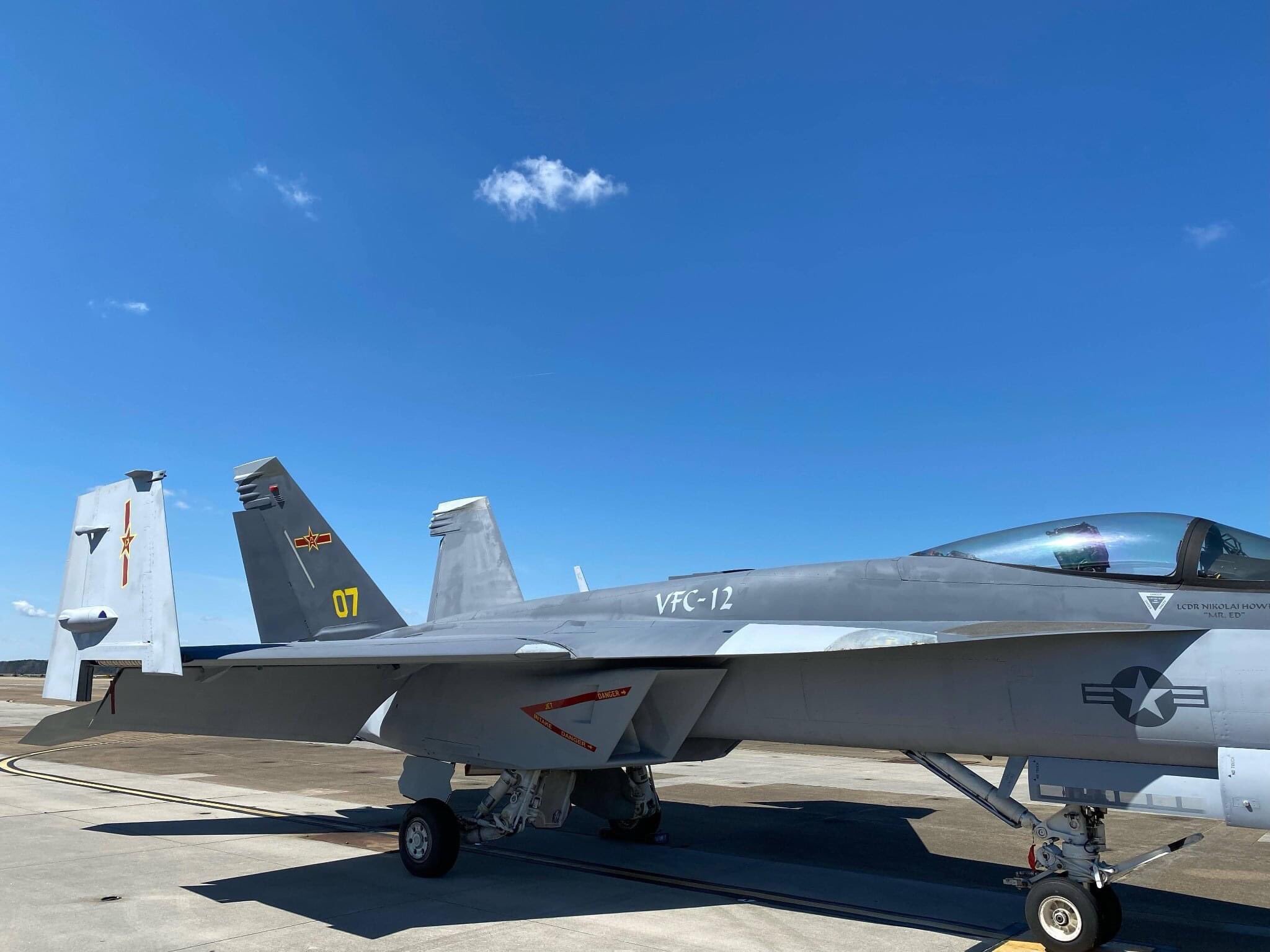 VFC-12“Fighting Omars”中队的“黄 07”，这架BuNo 1