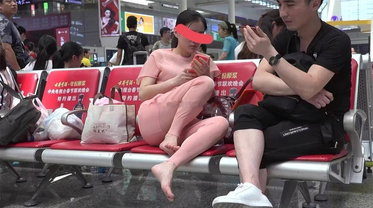 公共场合把脚放在凳子上，也是无语了，你们有遇到过吗 