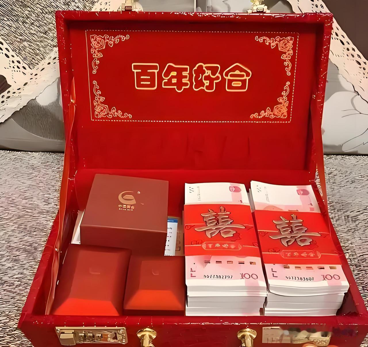 你觉得彩礼应该出多少才合适 彩礼该出多少一直是个热门话题。其实，它没有固定标准。
