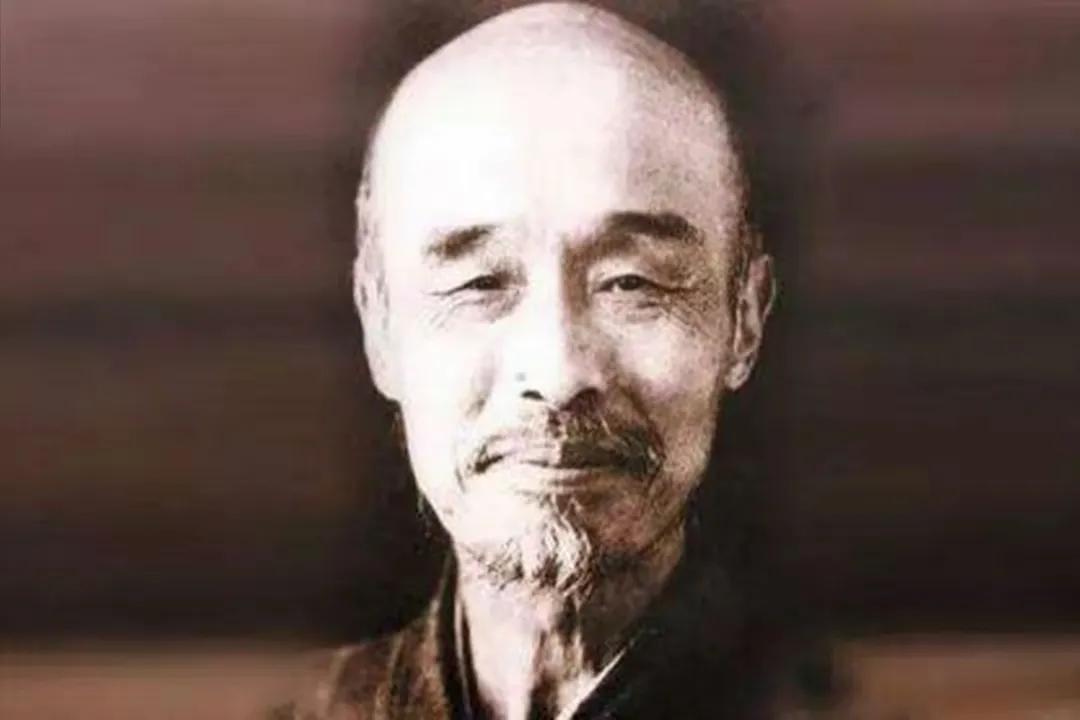 1911年,留学日本五年的李叔同，回到了国内。然而，他却在房间挂了一幅日本女子的
