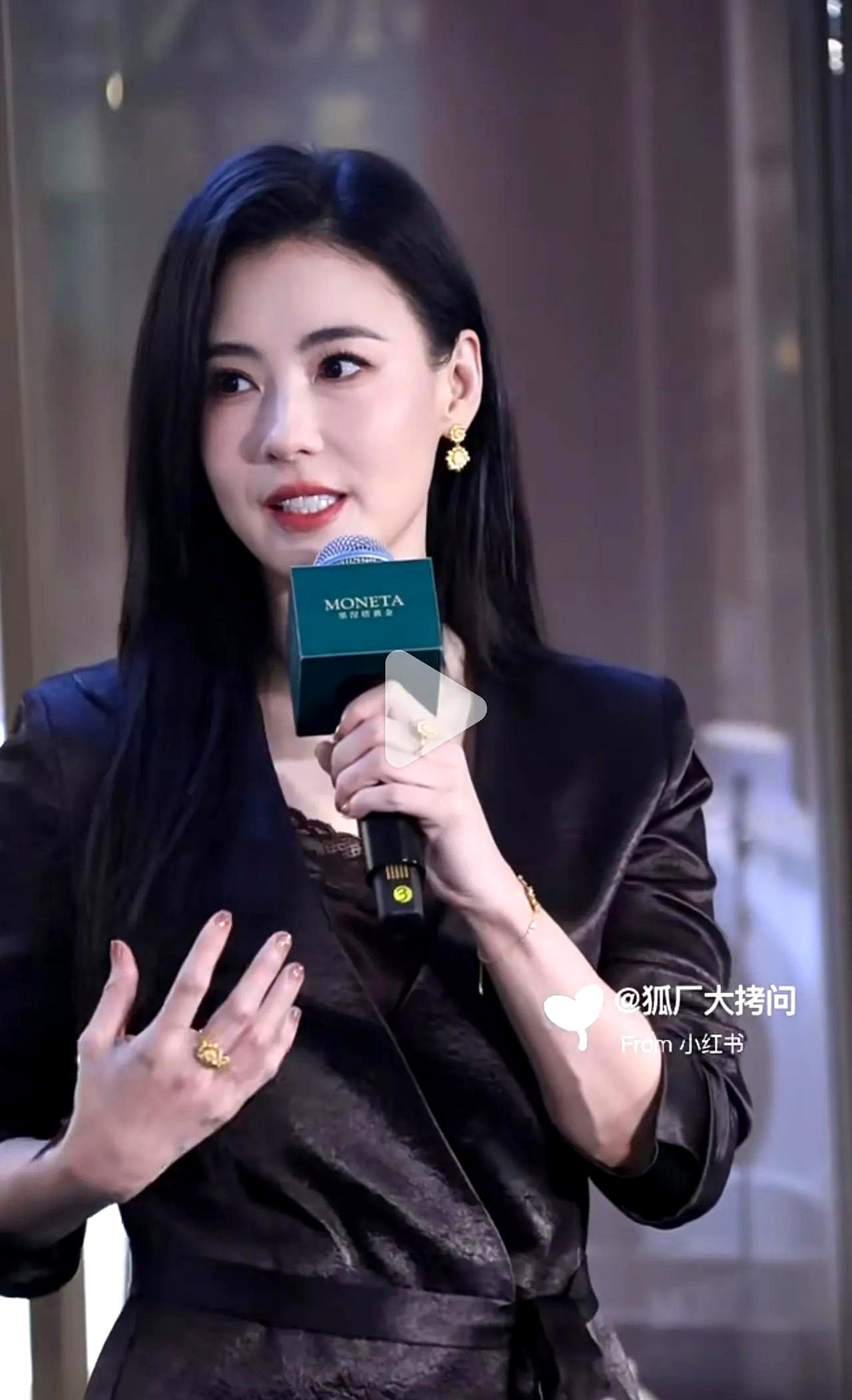 谁敢信啊？
40多岁生了仨娃，还能顶着一张毫无岁月痕迹的脸杀回镜头前，这抗老基因