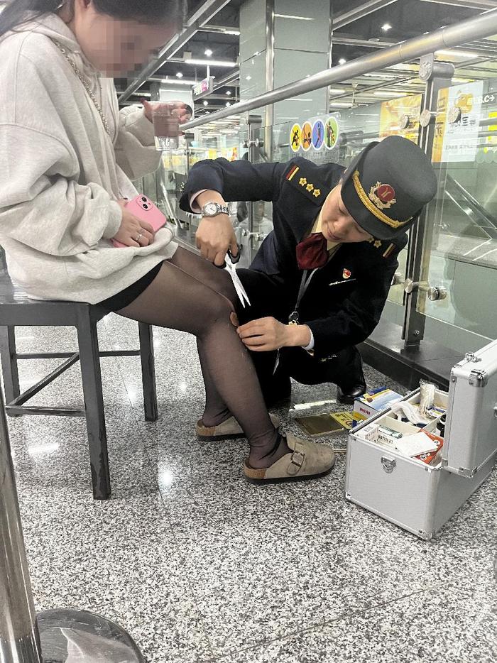 “小仙女碰不得？”北京，一名大学生在地铁上不慎摔倒，腿部不慎碰到了一名女乘客的腿