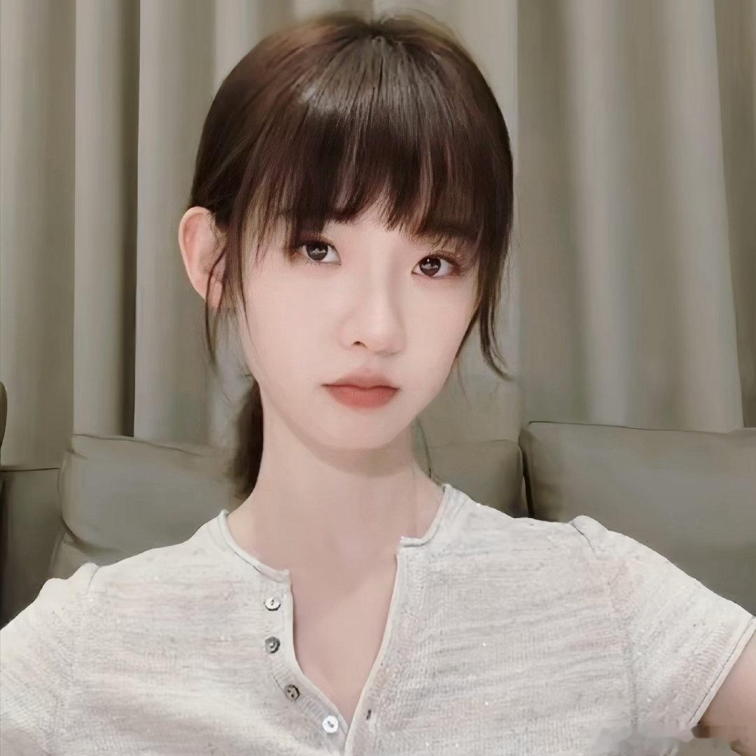 张艺凡跳了鱼块摇谁懂张艺凡的手看张艺凡跳鱼块摇直接被惊艳到，抬手转身的时候那双纤