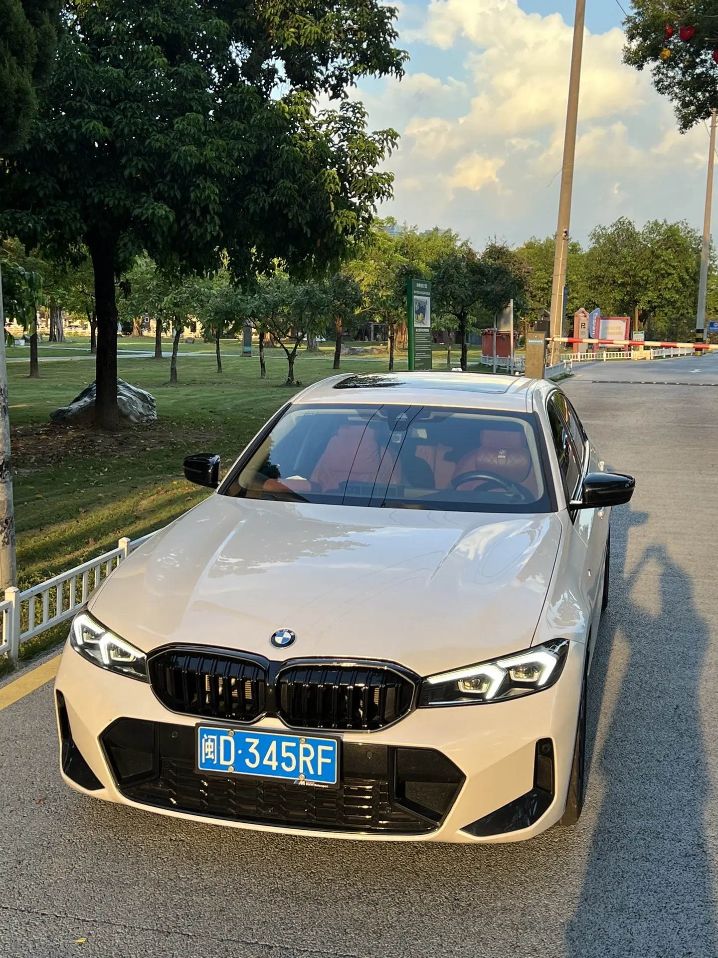 年轻人第一辆车选宝马三系就行，没必要硬上小米su7，20万的车给你40...