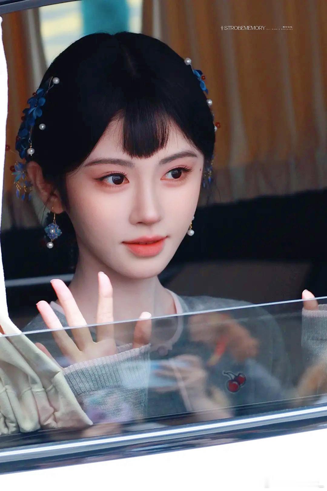 田曦薇鞠婧祎刘海造型的极致反差。 