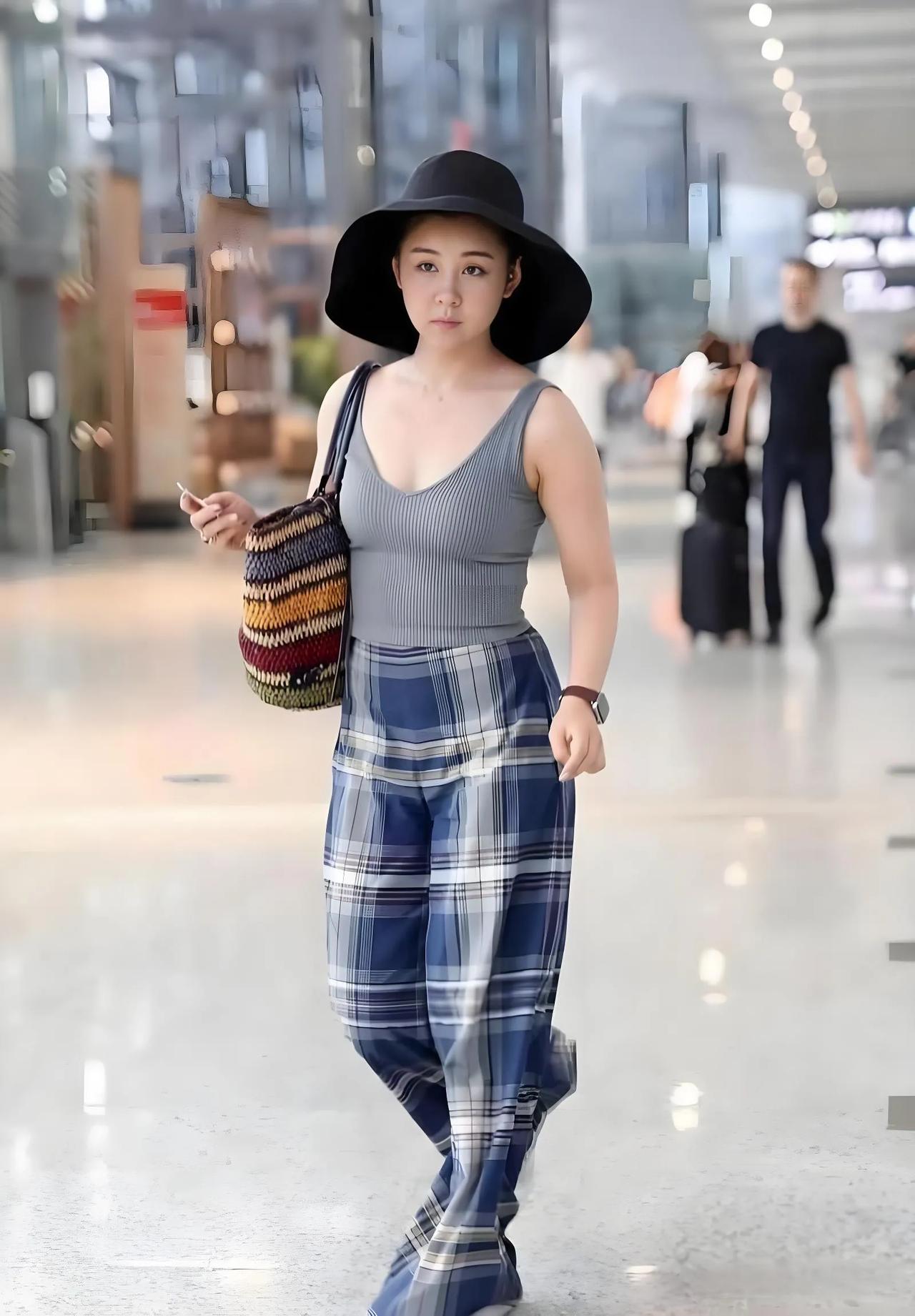 40岁的李小萌依然清纯可人，宛如少女一般。

李小萌大家公认的娃娃脸女神，从出道