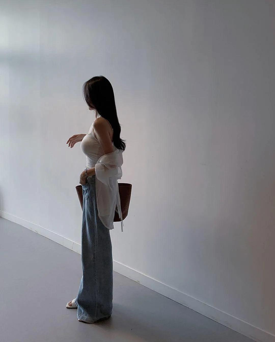 #气质与身材哪个更重要# 眉梢眼角藏风情
#窈窕淑女的身材# #好身材越起来# 