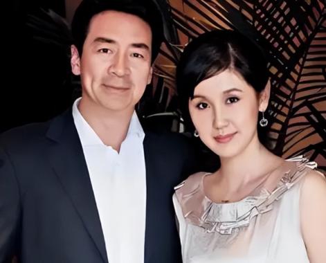 2003年，49岁的寇振海向演员李婷表白，李婷拒绝的说：寇老师，你比我大，就算我