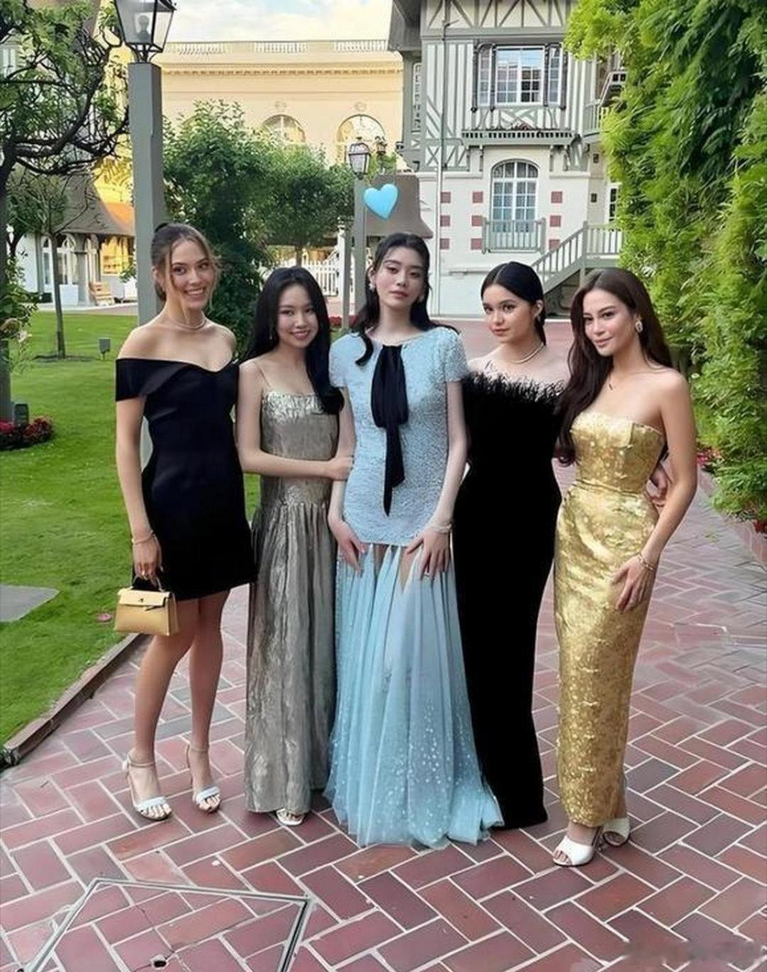 奚梦瑶身边再也看不到谢娜了，婚礼都没请，旁边站着的，是谷爱凌。这事不突然，几年前