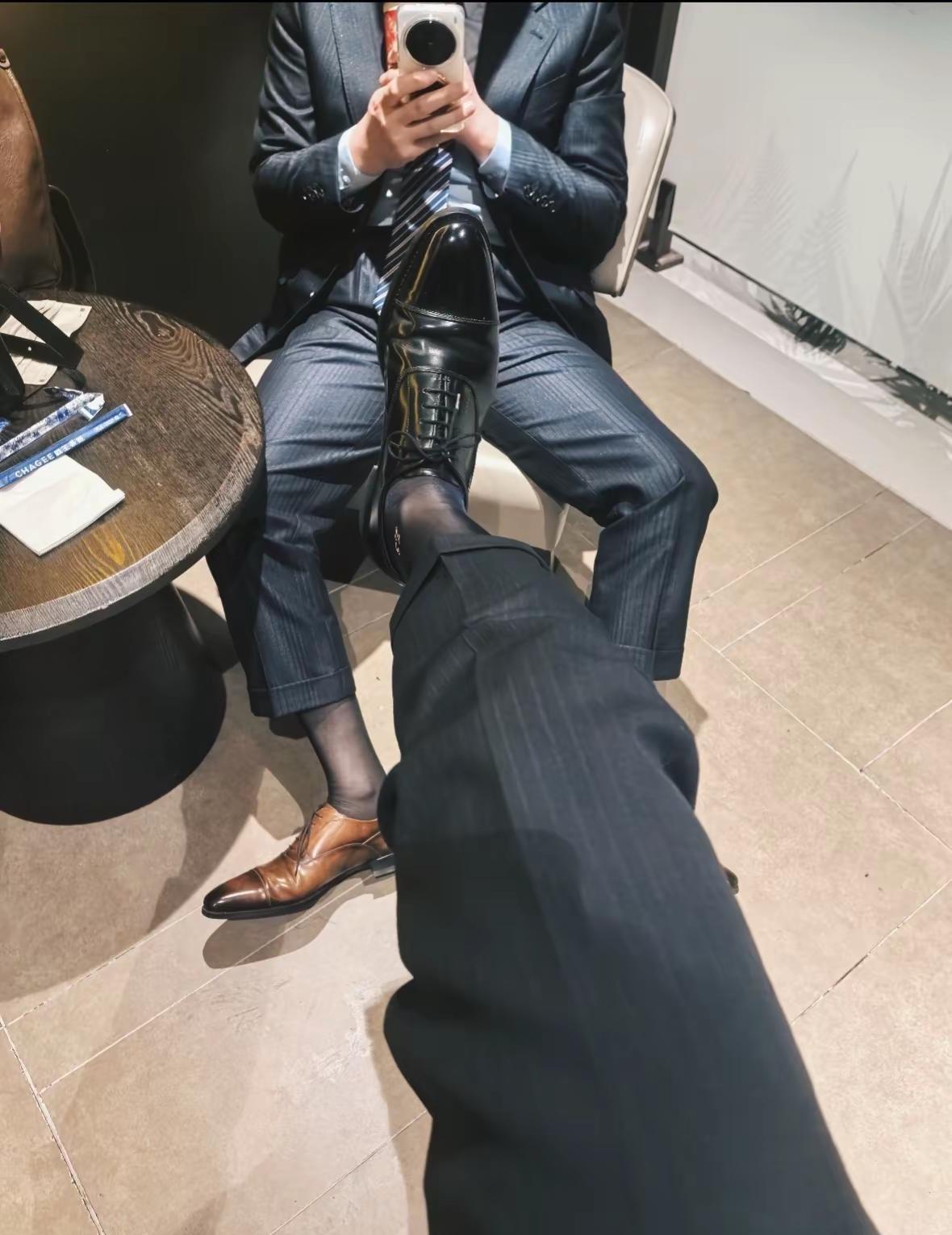 ☕ 慢品生活的滋味。金色阳光中，时间似乎也跟着慢了节奏，感受一杯咖啡带来的每一个