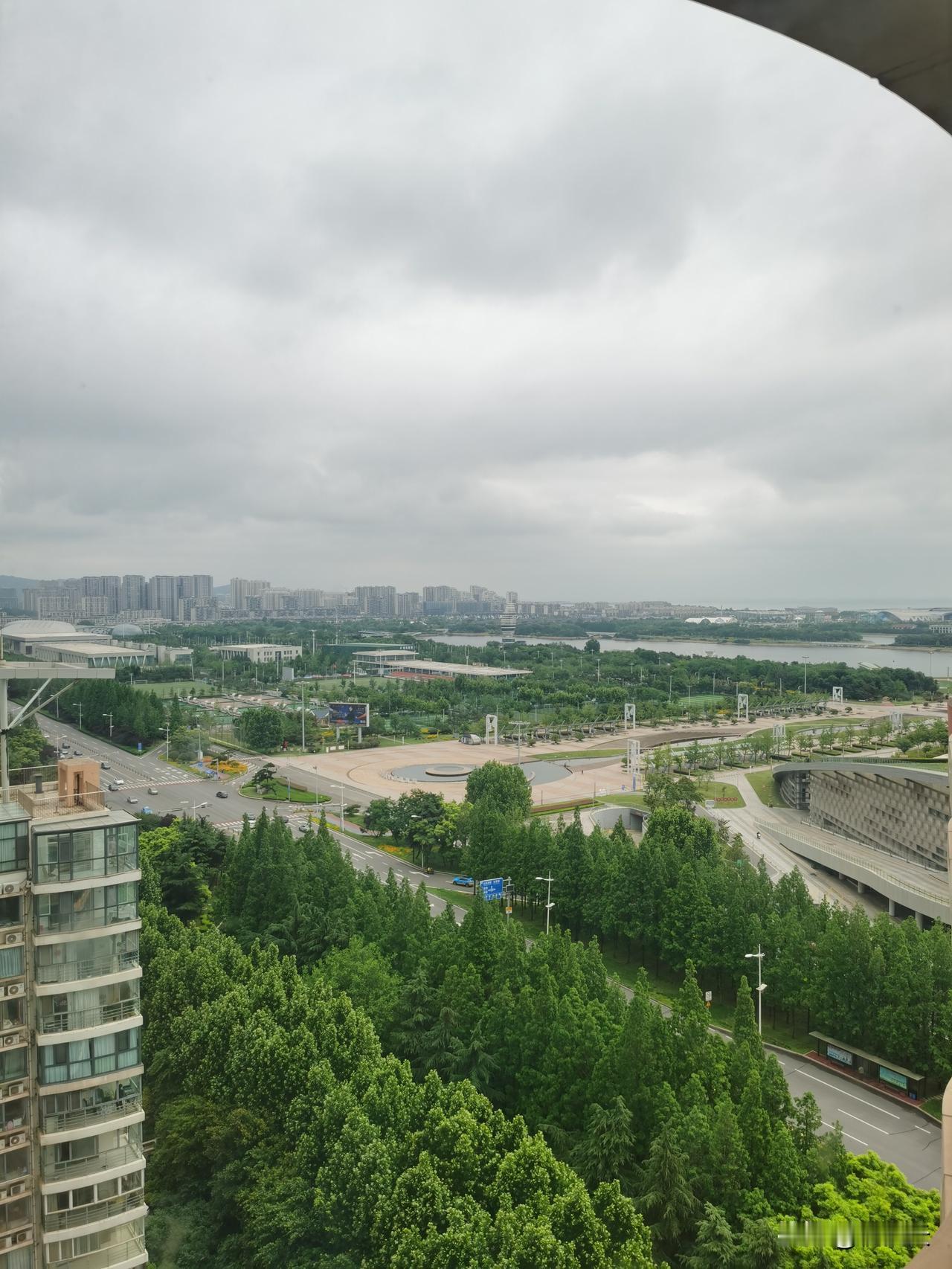 因为有了提灯定损的房东，现在又有了提灯拍照留存的租客。[捂脸]

我一个租客，单