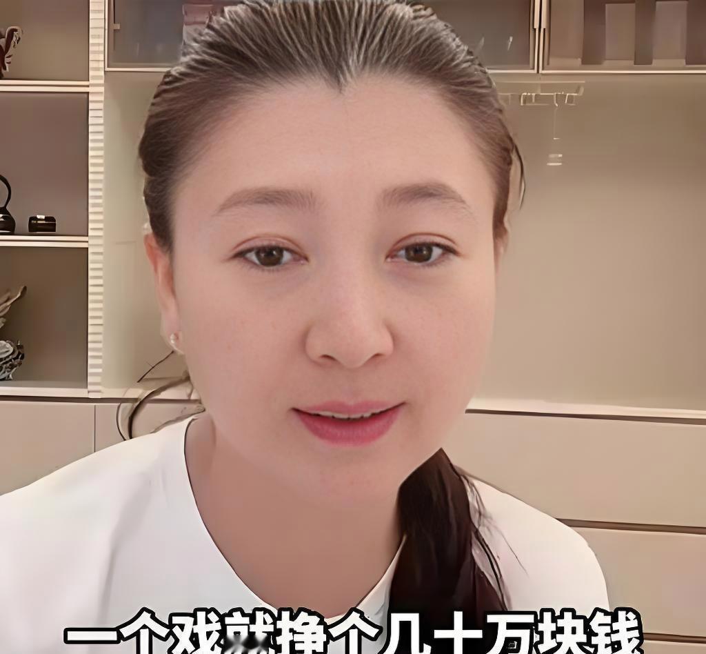 老戏骨直播带货，这次滤镜碎得有点彻底。
闫学晶开播8万人围观，评论区却成了大型“