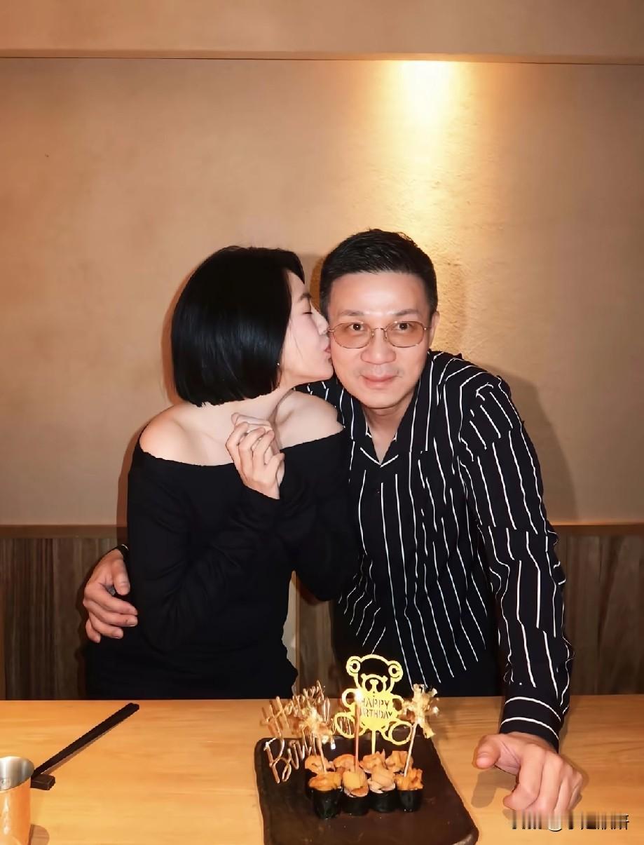 小S晒甜蜜合照，网友感慨许雅钧才是人生赢家
 
近日，小S放出与丈夫许雅钧的亲密