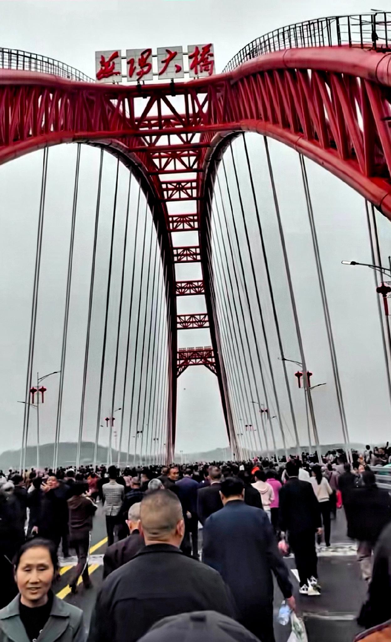 衡阳县这个地方是在搞笑的吧！人山人海，这人也太多了。2026年的4月8号，衡阳县