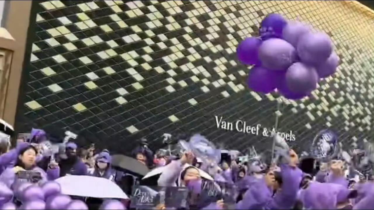 邓为线下号召力也太厉害了吧？？ 感觉他活粉是出了名的多 